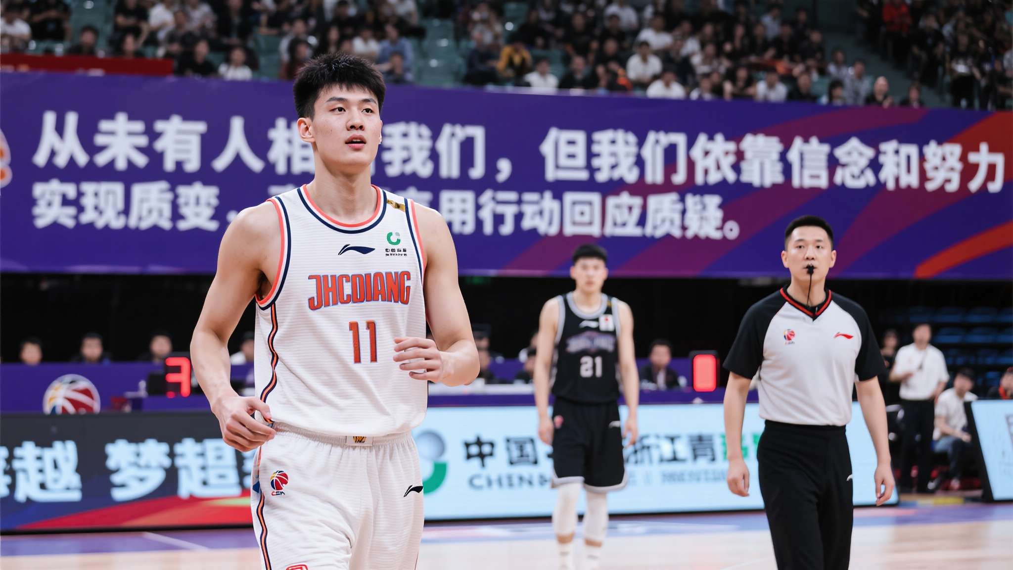 从不被看好到闯入总决赛,倪豪凯:这一届浙BA是我们的起点 本文聚焦于此句内核:_“从未有人相信我们,但我们依靠信念和努力,实现质变,用行动